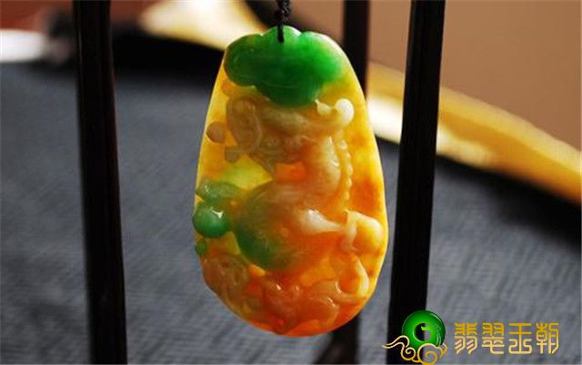 翡翠绿含有黄被称作哪些？翠友们一起来全方位了解它！   第2张