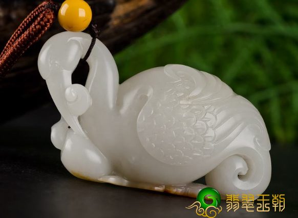 翡翠玉石手工雕刻仙鹤的寓意是啥？纯天然水晶雕刻成丹顶鹤有什么含义喻意？   第1张