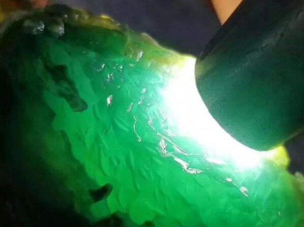 什么影响了翡翠毛料的价值？有的因素你不一定知道   第2张