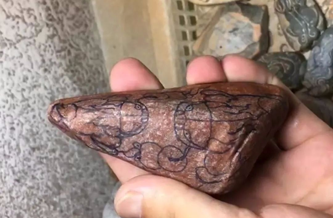 
                3500拿下的红翡原石，去皮干巴巴，雕刻后蜕变金蟾戏珠！
   第6张