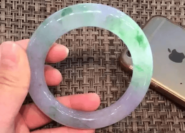 翡翠阴阳手镯是什么意思?看看行家是怎么分辨“阴阳翡翠”的 第2张