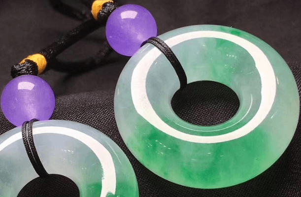 你知道平安扣的由来吗?翡翠平安扣的颜色怎样挑选? 第2张