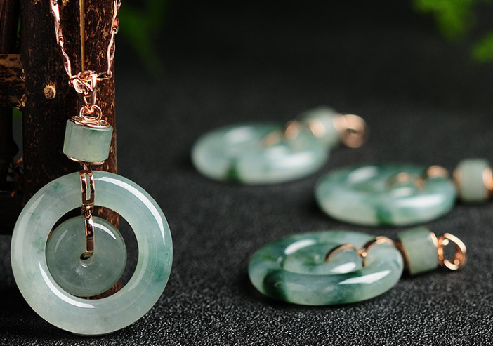 这几种保养方法，会直接毁掉你的翡翠！90%的人都用错了方法……   第2张