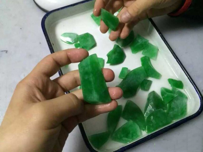 
                揭秘拍卖会顶级翡翠蛋面制作过程
   第3张