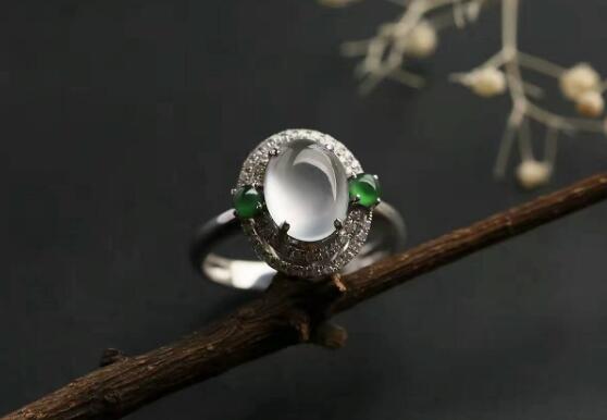 戴翡翠戒指有什么寓意？戒指的款式和佩戴手指不同寓意也不同！   第3张