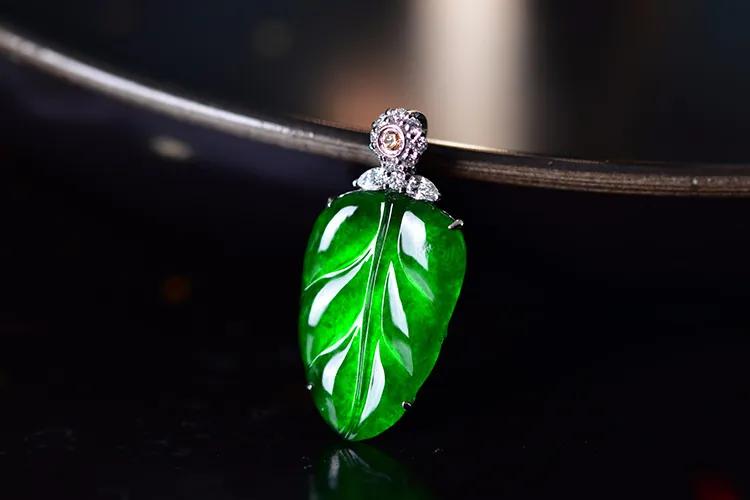 
                为什么女人都喜欢佩戴翡翠？
   第1张