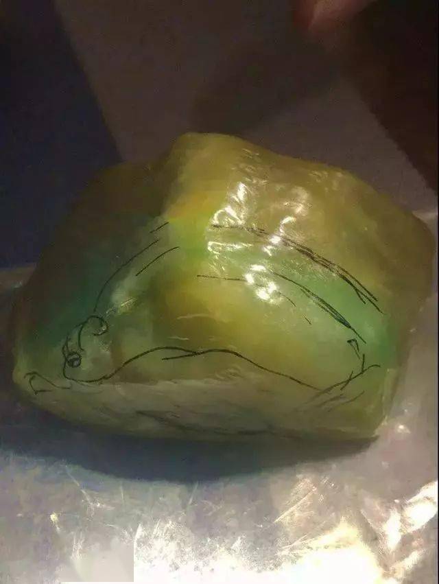 
                一块大马坎黄加绿翡翠原石，起货盼君荣归摆件，惊艳四座！
   第4张