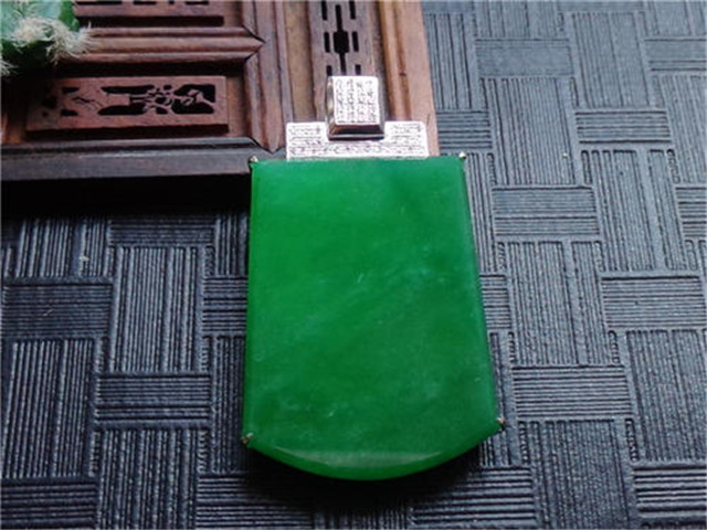 翡翠无事牌价格高吗？自然美说的就是它！(图文)   第1张