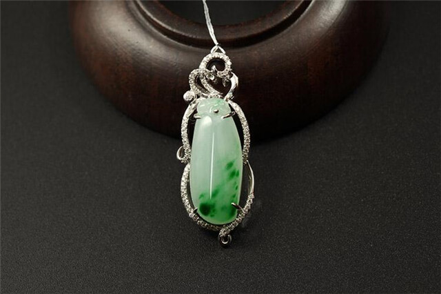 翡翠福瓜有什么寓意?这样的翡翠挂件一般多少钱? 第1张