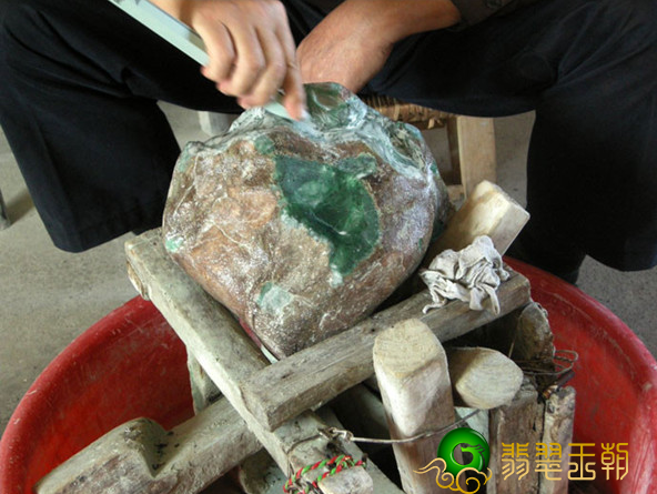 小伙子拿很多年存款买翡翠翡翠原石，一刀切出高冰种赚嗨翻天   第6张