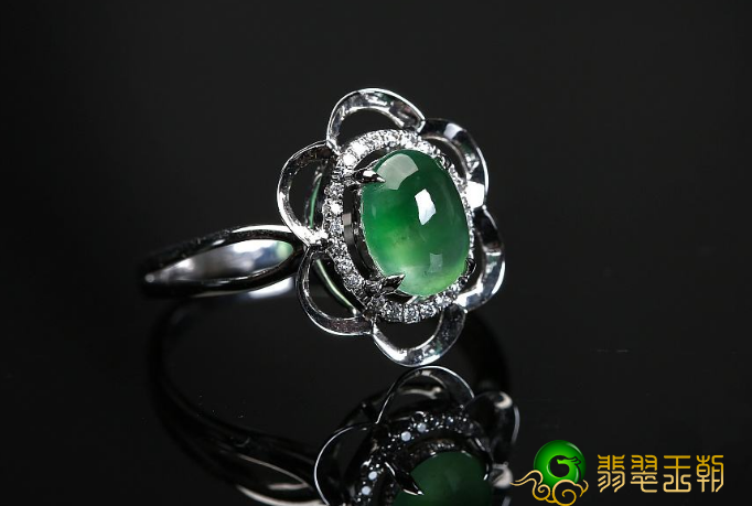 翡翠戒指该怎样选择？翡翠戒指样式也是有男孩和女孩的差别   第1张