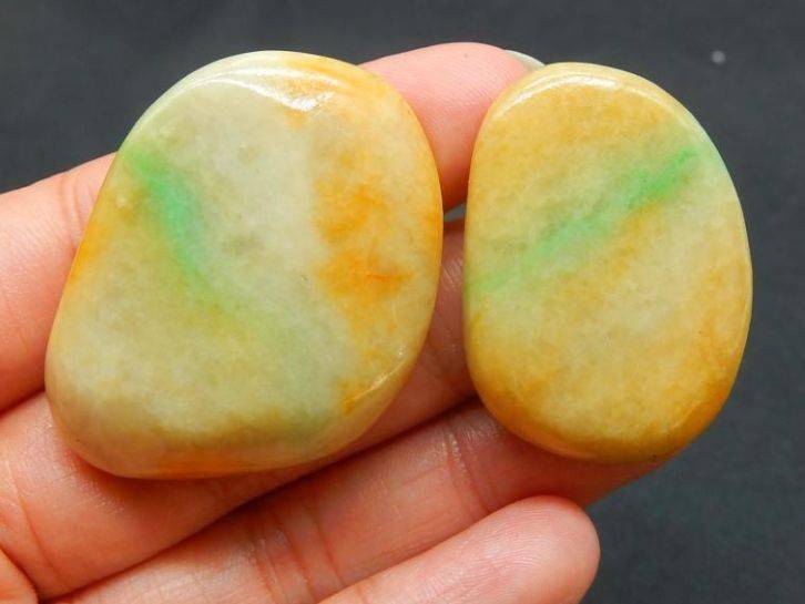 
                捡漏一块大马坎原石，切出罕见的翡翠黄加绿，雕刻后行家出高价买走！
   第2张