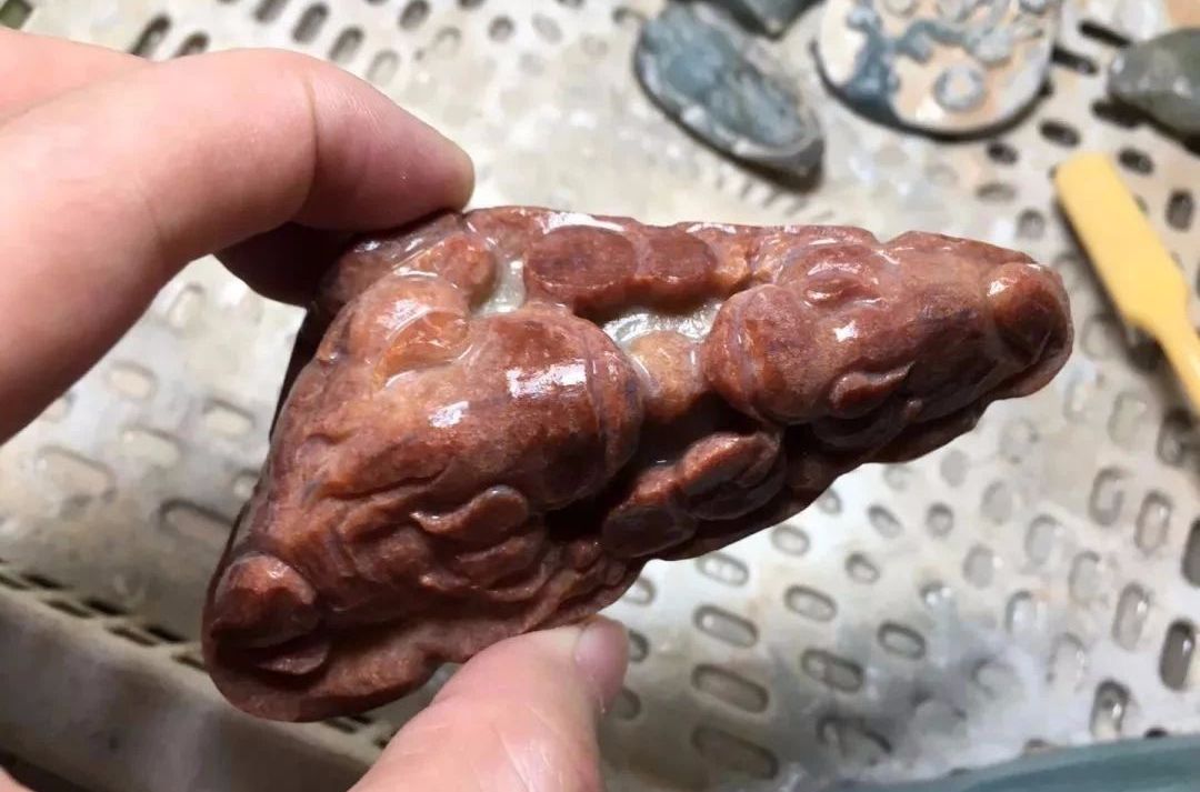 
                3500拿下的红翡原石，去皮干巴巴，雕刻后蜕变金蟾戏珠！
   第9张