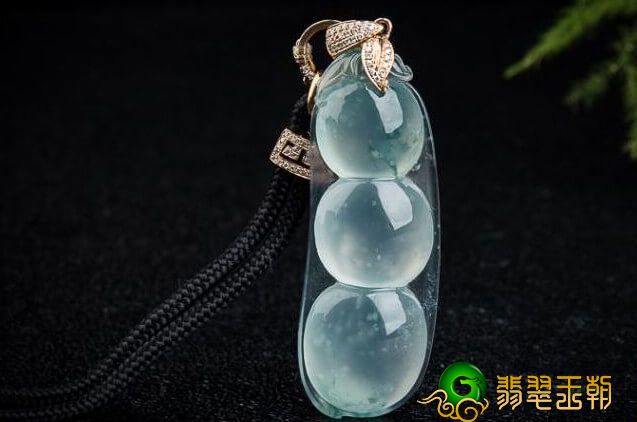 翡翠四季豆手工雕刻全过程繁杂吗？在造型设计和规格上有什么注重？ 