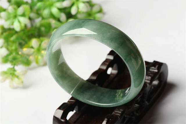 冰油种翡翠手镯值得买吗?如何保养冰油种翡翠手镯? 第3张