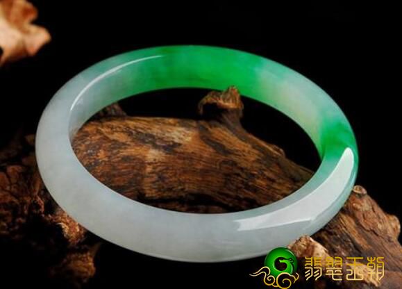 翡翠镯子为何那么贵，层次感决策使用价值   第1张