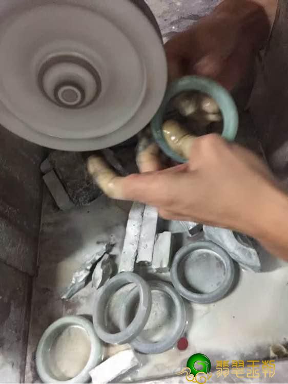 翡翠翡翠原石从开预料到做镯子。   第4张