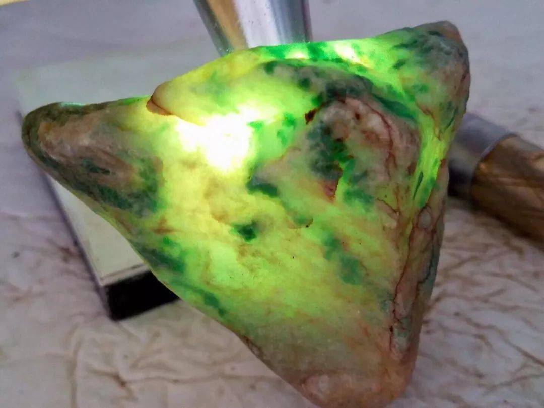 
                5000买下一块全身绿花的翡翠原石，雕琢完成后大家加倍抢着要！
   第3张