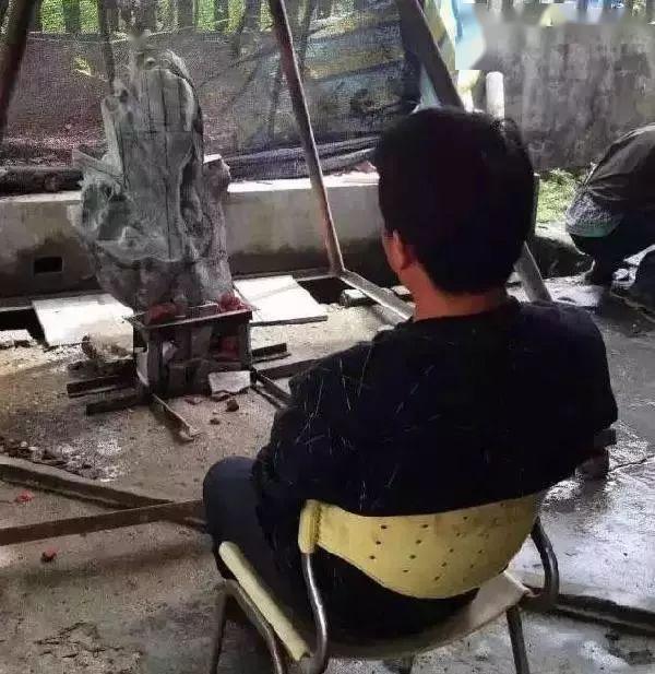 
                一块100公斤的翡翠原石雕成马蜂窝，不要大惊小怪，请看到最后！
   第5张