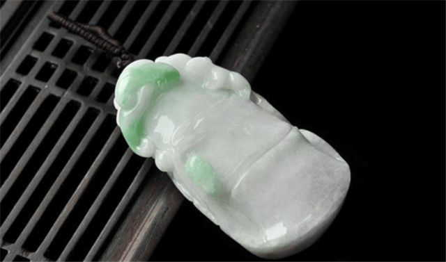 行家告诉你,白底青翡翠究竟有无收藏价值! 第1张