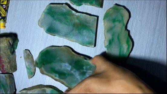 
                5万买下的翡翠原石，外壳布满松花，起货一套“梅兰竹菊”价值不菲！
   第4张