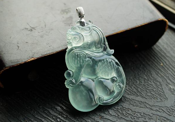 翡翠款式多！这些神兽造型的翡翠都拥有什么讲究？   第2张