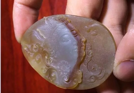 
                一块丑丑的翡翠怪桩料竟然被雕刻师设计的这么惊艳——三世佛！
   第3张