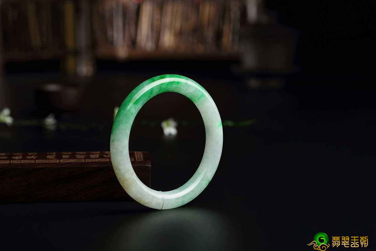 翡翠镯子怎样评定？下列详细介绍好多个简易的方式！   第1张