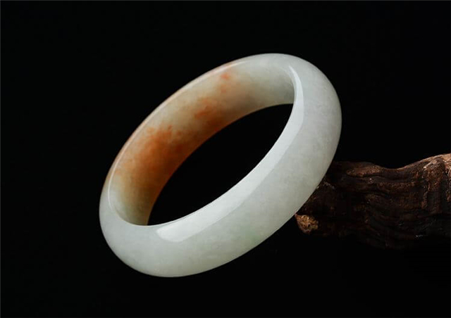 按照颜色来划分，翡翠手镯的分类是怎样的！   第2张