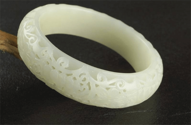 什么是镂空工艺？镂空和田玉手镯好不好？   第1张