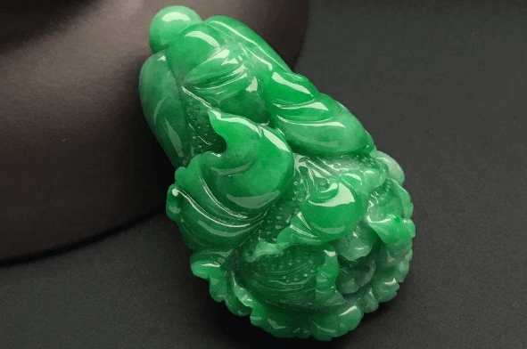 翡翠是墨绿好还是翠绿好？主要看是否适合自己佩戴(图文)   第1张