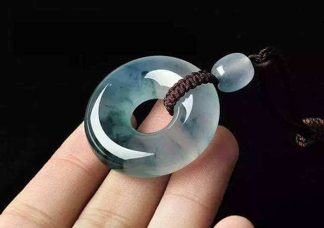 翡翠平安扣男人带可以吗?高品质的翡翠平安扣有哪些特征?(图文) 第1张