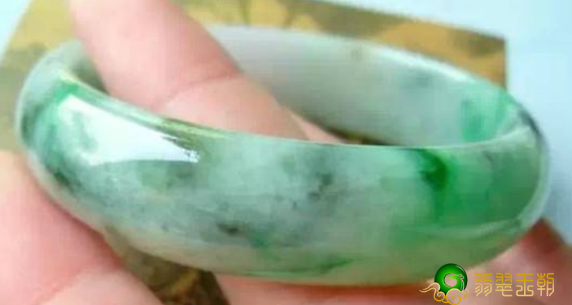 翡翠的色调和裂缝中间有什么关系？色后裂有什么种类？   第2张