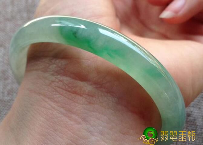 了解关于翡翠手镯中的飘绿与飘紫哪个价值高   第2张
