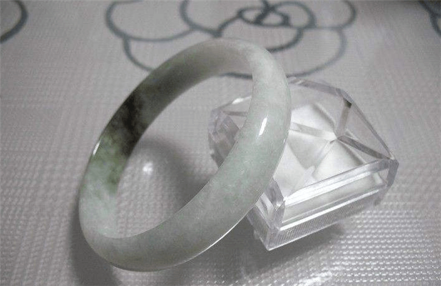 什么样的翡翠品质差？这五种翡翠价值极低切记避开   第2张