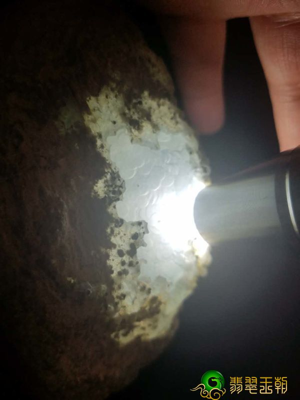 翡翠翡翠原石的皮成长为那样，十有八九是好毛料！   第10张