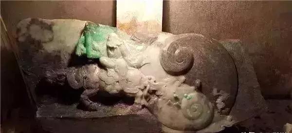 
                翡翠砖头料，大师雕刻给雕活了！！
   第3张