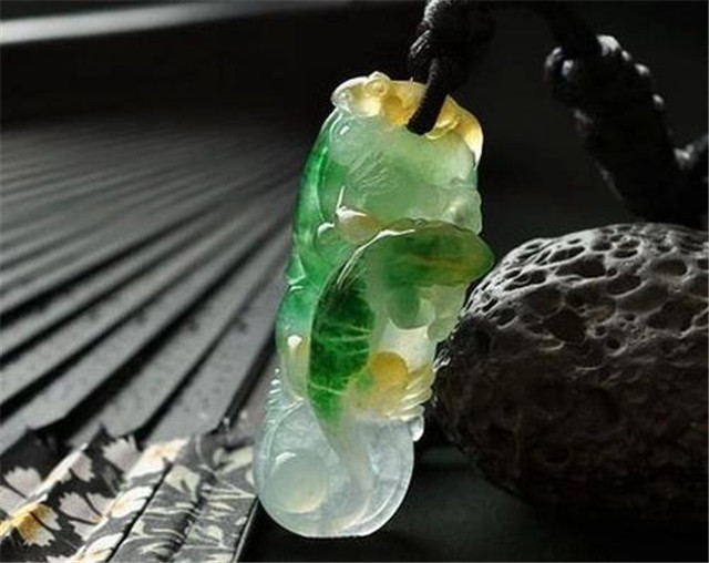 翡翠绿中带黄被称之为什么？翠友们一起来全面认识它！   第3张