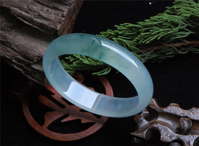 翠友们购买翡翠手镯有什么技巧?本文给你答案!(图文) 第1张