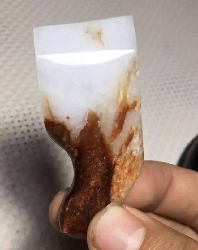 
                一块形状特别的大马坎翡翠原石，被小哥花2500拿下，雕出收藏级作品！
   第1张