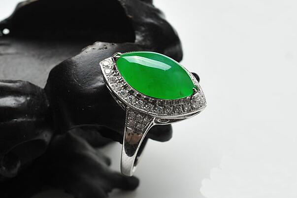 戴翡翠戒指有什么寓意？戒指的款式和佩戴手指不同寓意也不同！   第2张