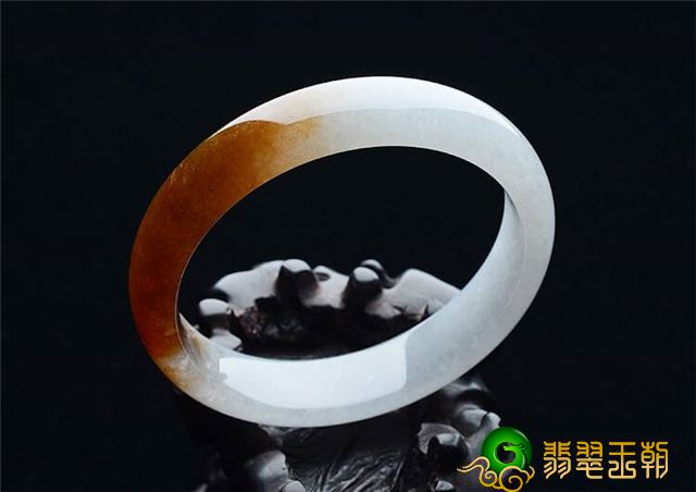 鲜红色的翡翠镯子是真是假?它的价钱高不高! 第3张