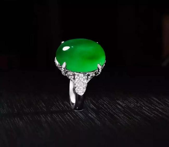 
                你知道吗？冬天是最适合佩戴翡翠的季节
   第2张