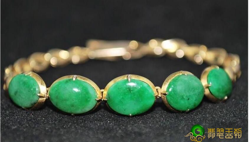 度假旅游时花4万买的翡翠翡翠原石，竟然切出了春带彩镯子   第7张