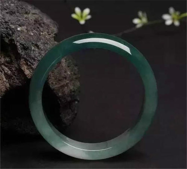 什么样的翡翠手镯最为合适呢？你想知道的都在这里了！   第2张