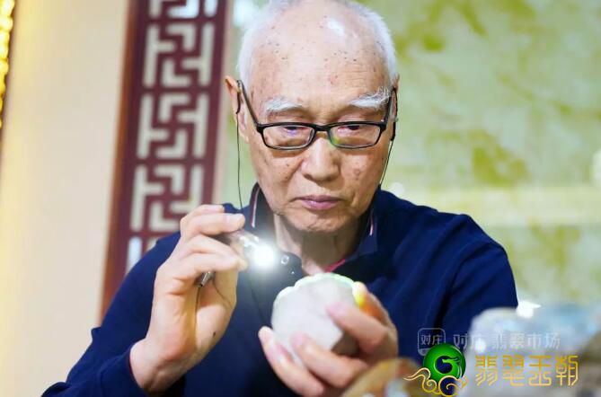 翡翠原石选择方法|翡翠界鼻祖马崇仁当场解开翡翠原石切爆绿的密秘   第2张