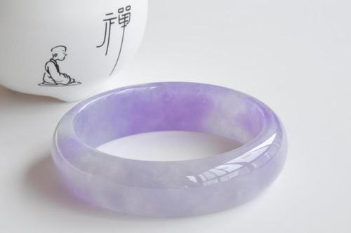 紫罗兰翡翠手镯价格是多少？快来看看判断紫罗兰翡翠手镯价值的三大准则   第2张