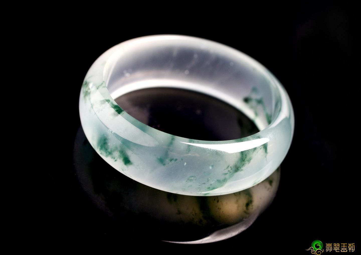 戴翡翠玉石的益处，“人养玉”这句话一点不是那假话   第1张