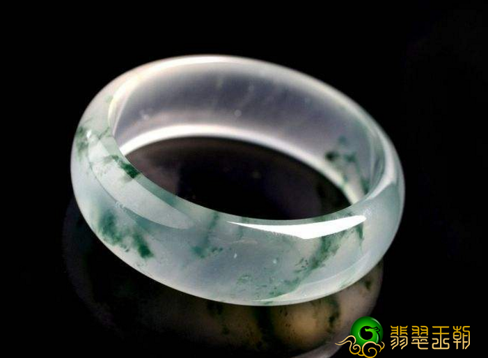 翡翠究竟能不能放到电冰箱里维护保养？翡翠的恰当维护保养方式   第1张