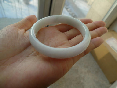 翡翠为什么要叫牛奶底？我们在挑选时要注意什么？   第1张